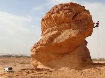 escalade par lancer de corde, exploration vestiges archéologique en hauteur -