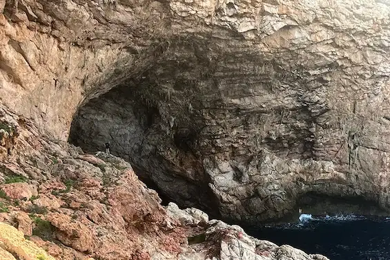 Cabrera : l’île-prison : acces vertigineux à une grpotte à l'aide de technique de progression sur corde