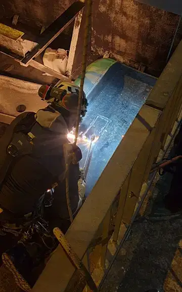 Travaux en hauteur avec utilisation de l'oxydécoupage et des lances thermiques particulièrement utiles lorsqu'il est nécessaire de couper des objets volumineux qui ne peuvent pas être facilement déplacés ou démontés. -