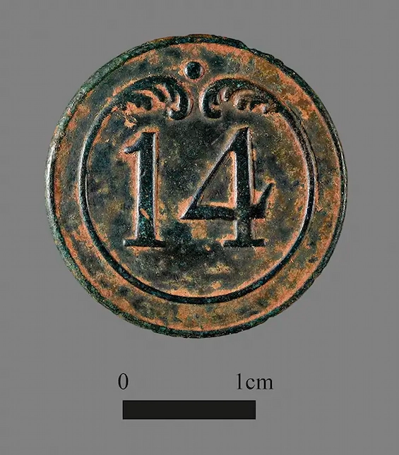 Fouile archéologique île de Cabreara : bouton réglementaire du 14e régiment d'infanterie de ligne. photo D. Bossut.