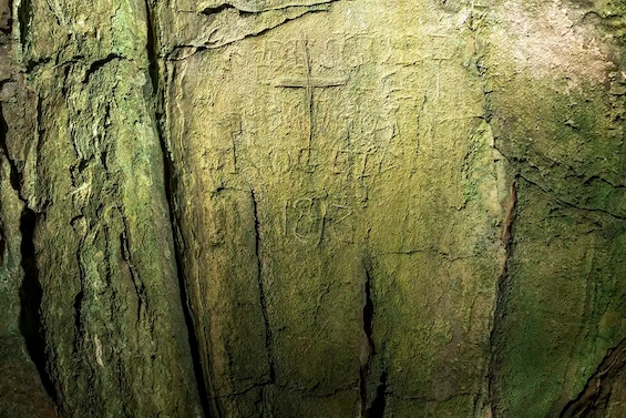 Cabrera : l’île-prison, tragique tombeau des grognards de Napoléon - inrap-fouille-archeologique-ile-cabrera-graffiti-1813