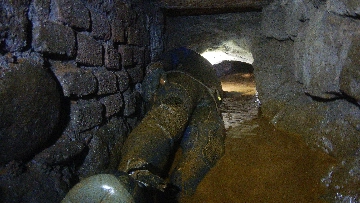 Inspection d'un égout étroit en milieu aquatique et confiné avec une atmosphère viciée -