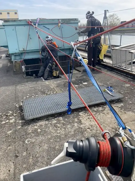 Encadrement et sécurisation sur corde de l'équipe CETIM. Inspection ultrason sur les vannes les installations hydroélectriques.