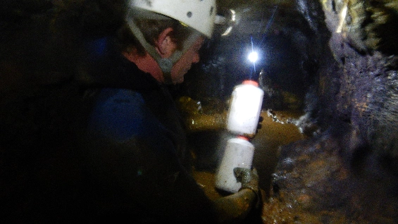 Inspection d'un égout industriel étroit en milieu aquatique et prélèvement d'échantillons de liquides à des fins d'analyses chimiques et bactériennes