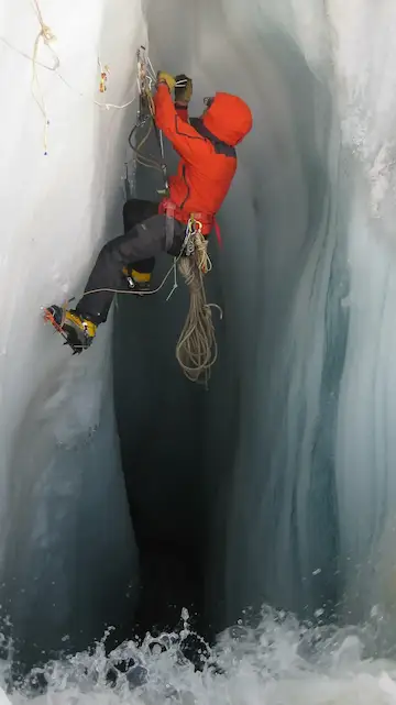 Progression sur corde en spéléologie sous glaciaire Corde et crampons -