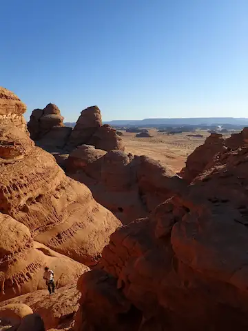 Sécurisation d'un archéologue grimpeur dans le djebel lors de recherches et repérages archéologiques pour le CNRS -